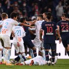 Los jugadores, tanto del PSG como del Marsella, protagonizaron el domingo pasado varios actos que ensombrecieron la victoria del segundo equipo.