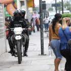 Trabajadoras sexuales se instalan a lo largo de la calle 17 a diario, pese a los controles.