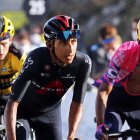 El ciclista colombiano de 23 años (c) acusó dolores de espalada y de piernas para dejar el Tour de Francia 2020.
