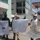 Una veintena de pensionistas del Isspol hizo un plantón en los exteriores de la entidad en contra de las inversiones efectuadas por sus autoridades.