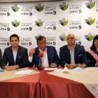Gary Moreno (c) junto a dirigentes y precandidatos de la organización política en la rueda de prensa en Quito.