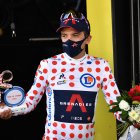 El ecuatoriano, Richard Carapaz, luce la malliot de puntos rojos al conquistar el liderazgo en la clasificación de Montaña.