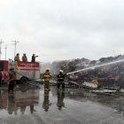 Hasta las 10:00, decenas de bomberos se encontraban aún en el lugar controlando el fuego.