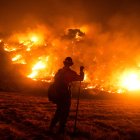 A firefighter works at the scene of the Bobcat Fire burning on hillsides near Monrovia Canyon Park in Monrovia, California on September 15, 2020. - A major fire that has been raging outside Los Angeles for more than a week threatened to engulf a historic observatory and billion-dollar broadcast towers on September 15 as firefighters struggled to contain the flames. The so-called Bobcat Fire was within 500 feet (150 meters) from the 116-year-old Mt. Wilson Observatory, the US Forest Service said in a tweet, while fire officials said crews were in place "ready to receive the fire." (Photo by RINGO CHIU / AFP)