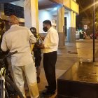 Policías intentan controlar a libadores de la vía pública, cerco del Parque Centenario.