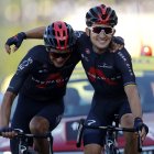 Michał Kwiatkowski, ganador de la etapa 18 del Tour de Francia, cruza la meta junto al ecuatoriano Richard Carapaz.