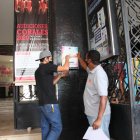 En la Casa de la Cultura se colocan los afiches para la difusión de sus salones de arte.