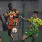 Argentina"s Defensa y Justicia midfielder Enzo Fernandez (R) and Ecuador"s Delfin forward Janner Corozo vie for the ball during their closed-door Copa Libertadores group phase football match at the Norberto Tito Tomaghello Stadium in Buenos Aires, on September 17, 2020, amid the COVID-19 novel coronavirus pandemic. / AFP / POOL / JUAN MABROMATA

 FBL-LIBERTADORES-DEFENSA-DELFIN