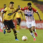 Ecuador"s Barcelona player Bryan Rivera (L) and Colombia"s Junior midfielder, Venezuelan Luis Gonzalez vie for the ball during their closed-door Copa Libertadores group phase football match at the Monumental Banco Pichincha stadium in Guayaquil, Ecuador, on September 17, 2020, amid the COVID-19 novel coronavirus pandemic. / AFP / RODRIGO BUENDIA                     

 FBL-LIBERTADORES-BARCELONA-JUNIOR