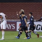 MIentras los Rayados del Valle celebran la goleada, Willian Arao luce desconsolado.