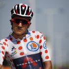 Richard Carapaz, ciclista ecuatoriano, con el maillot de las "pepas rojas", que lo certifica como líder de la montaña.