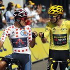 Richard Carapaz y Primoz Roglic conversan antes de la etapa 19 de este viernes. Los dos tienen posibilidades de quedarse con el premio de Montaña. Roglic va por todo