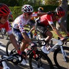 Richard Carapaz (centro)  sonrió en casi toda la jornada. Mañana se jugará gran parte de su campaña en Francia