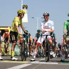 Richard Carapaz (centro) lidera la nómina ecuatoriana para el Mundial de Ciclismo. Por ahora todo depende de un fax