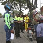 Controles. La ATM y la Policía abordan a una pareja que viaja en moto.