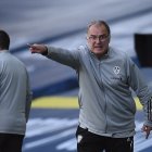 Marcelo Bielsa, estratega del Leeds United, da instrucciones a sus dirigidos en la victoria ante el Fulham.