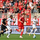 Carlos Gruezo (i), volante ecuatoriano del Augsburgo, va por la marca de un jugador del Unión Berlín.