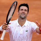 El tenista serbio celebra luego de alcanzar su boleto a la final.