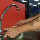 La potabilización del agua se realiza en espacios cerrados, confirma la entidad.