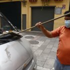 Un ciudadano de Guayaquil retira las cenizas del volcán en un barrio de Guayaquil.