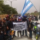 Motociclistas reunidos frente al Parque Samanes.