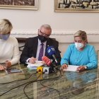 La firma del convenio se realizó en la  sala del despacho municipal.