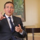 El precandidato es abogado especializado en Contratación Pública con más de veinte años trabajando en el sector petrolero, minero y de energía.