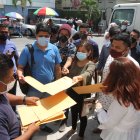 Hecho. Ayer, más de 500 personas entregaron sus hojas de vida a un trabajador de un supermercado de carnes.