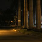 Oscuridad. En algunos tramos de la vía principal de La Puntilla y sus calles secundarias, la iluminación es escasa.