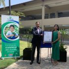 Raquel Maquilón, rectora de la unidad educativa, recibió la certificación.