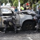En esta foto de mayo de 2019, se observa cómo quedó un vehículo luego de una explosión en la Universidad de Guayaquil.