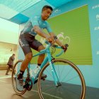 Jorge Montenegro se dedica de lleno a su pasión, el ciclismo, que le ha dado grandes amigos como Richard Carapaz.