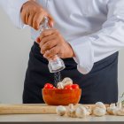 Es importante que reduzcan el consumo de sal para evitar la retención de líquidos.