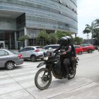 Controles. Personal policial y agentes metropolitanos monitorean el sector. Los habitantes sugieren que se instalen en puntos con escasa iluminación.