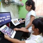 Algunos de los participantes buscan las mejores apps para realizar los memes.