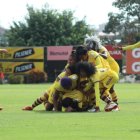 Festejo. Las jugadoras de Barcelona forman una montaña humana para celebrar uno de los tantos de Jhojandry Monsalve (oculta), figura del Clásico femenino al marcar dos goles.