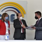 Gustavo Larrea y Alexandra Peralta fueron el primer binomio en solicitar la inscripción en el Consejo Nacional Electoral.