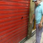 Justo Pionce mostró la puerta por donde ingresaron los pillos. Dañaron los candados y rompieron la puerta de vidrio.