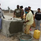 Los deudos acudieron al cementerio a sellar nuevamente la tumba de Jenny Velasco