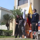 Celebración. Tras el juramento, la familias y las mascotas sellaban el acto con una fotografía.