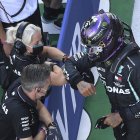 El piloto británico Lewis Hamilton celebra en el circuito de Rusia.