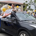 Desde sus vehículos, los fieles se despidieron de los sacerdotes.