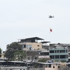 Hecho. La bandera empezó su vuelo cerca de las 10:00 en Guayaquil.