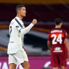 Cristiano Ronaldo celebra el segundo de los tantos con los que permitió que la Roma se lleve solo un punto.