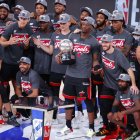 Los jugadores celebran con el cetro tras vencer el domingo 125-113 a los Celtics de Boston en el sexto partido de las finales que ganaron por 4-2.