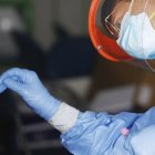 Referencial. Personal sanitario realizando test rápidos para detectar coronavirus en un centro sanitario de Córdoba, España.