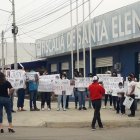 Deudos y amigos se apostaron afuera de la Fiscalía de Santa Elena para exigir justicia.