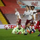 Sadio Mané (d) marcó el primer tanto del Liverpool en la victoria sobre el Arsenal.