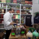 El gobernador Luis Chonillo realiza un operativo en tiendas de Guayaquil.