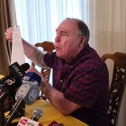 El expresidente Abdalá Bucaram brindó una rueda de prensa en su domicilio de Guayaquil donde guarda arresto.